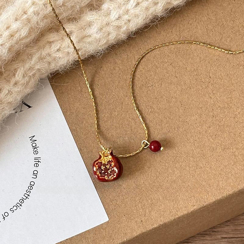 &lt;Red Pomegranate&gt; Vintage Versatile Niche Angora Red Pomegranate Pearl Pendant Necklace Autumn Winter Collarbone Chain