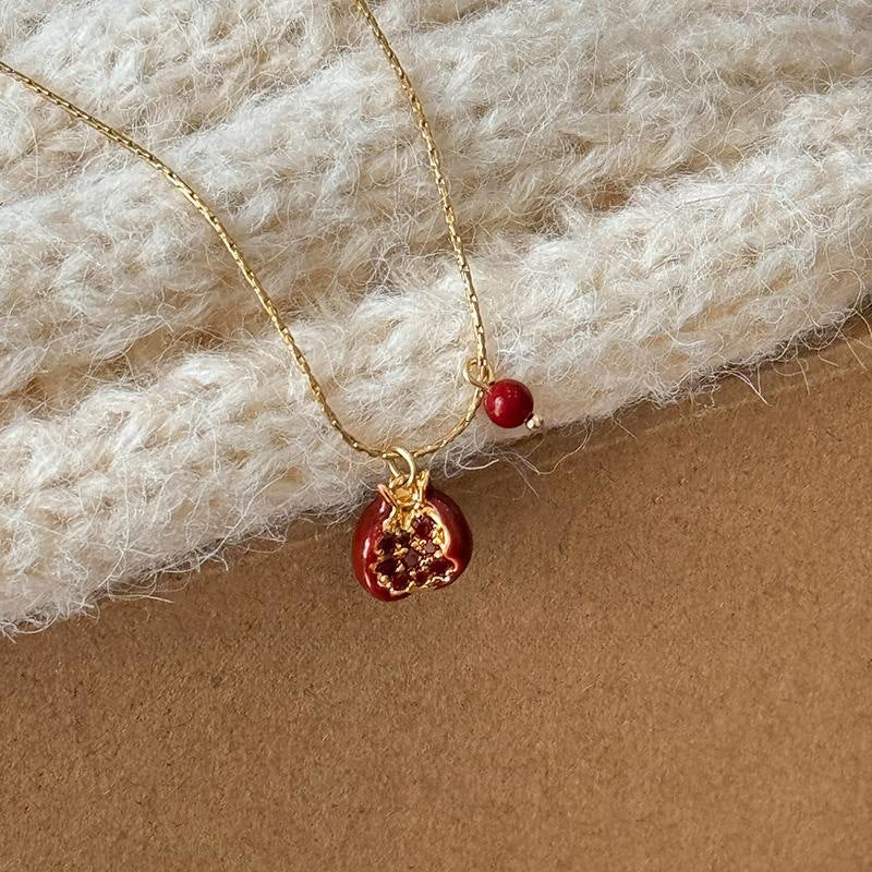 &lt;Red Pomegranate&gt; Vintage Versatile Niche Angora Red Pomegranate Pearl Pendant Necklace Autumn Winter Collarbone Chain