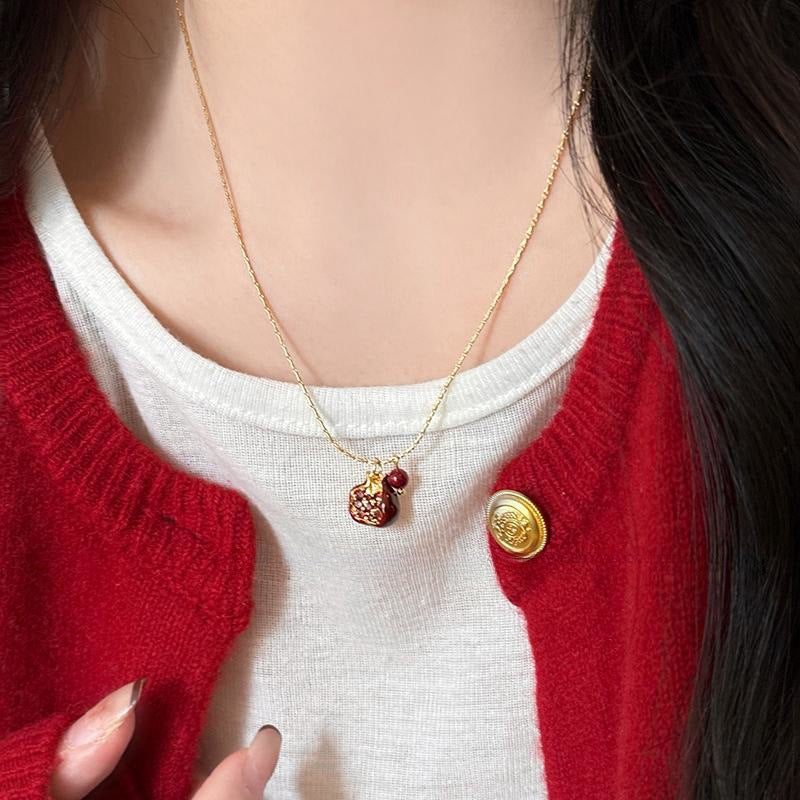 &lt;Red Pomegranate&gt; Vintage Versatile Niche Angora Red Pomegranate Pearl Pendant Necklace Autumn Winter Collarbone Chain