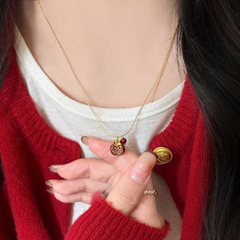 &lt;Red Pomegranate&gt; Vintage Versatile Niche Angora Red Pomegranate Pearl Pendant Necklace Autumn Winter Collarbone Chain
