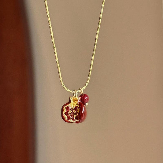 &lt;Red Pomegranate&gt; Vintage Versatile Niche Angora Red Pomegranate Pearl Pendant Necklace Autumn Winter Collarbone Chain