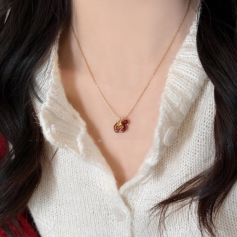 &lt;Red Pomegranate&gt; Vintage Versatile Niche Angora Red Pomegranate Pearl Pendant Necklace Autumn Winter Collarbone Chain