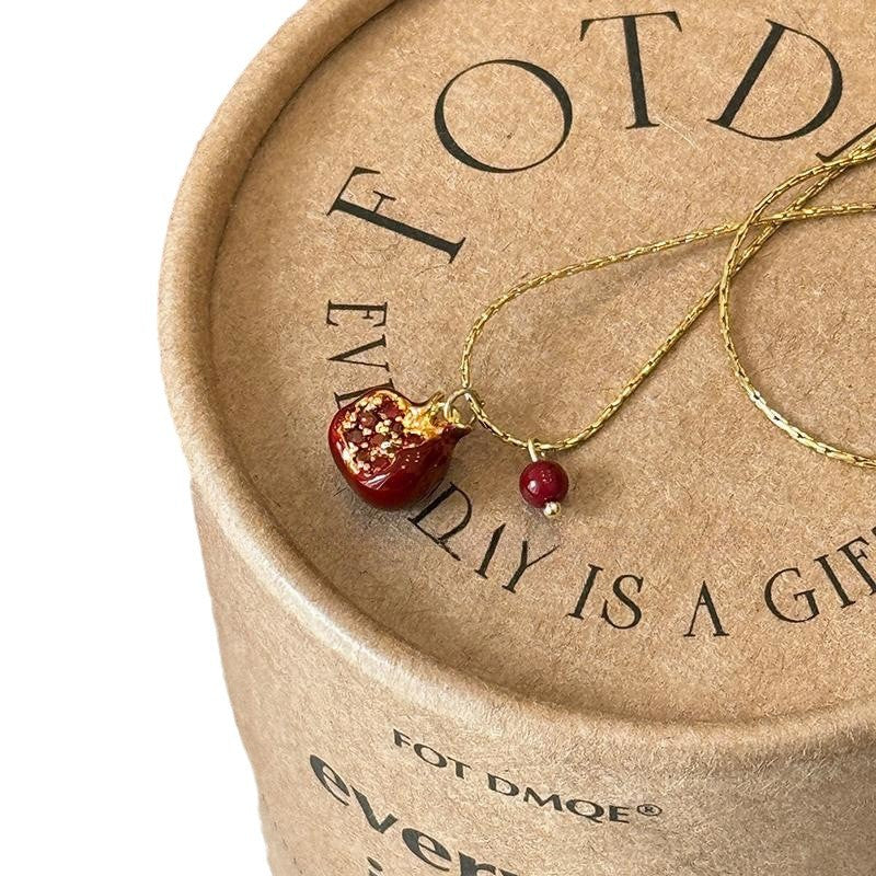 &lt;Red Pomegranate&gt; Vintage Versatile Niche Angora Red Pomegranate Pearl Pendant Necklace Autumn Winter Collarbone Chain